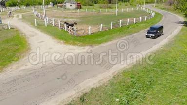 亚茨科，乌克兰-2019年6月7日：黑色奔驰维亚诺<strong>面包车</strong>到达骑马学校与许多马厩在
